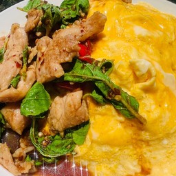 ข้าวกระเพราหมัหมักไข่ข้น