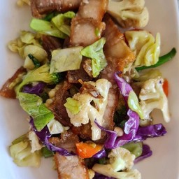 ผัดผักรวมหมูกรอบ