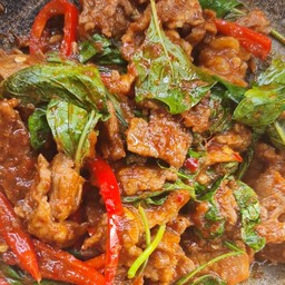 ผัดเผ็ดเนื้อสดใบยี่ร่า