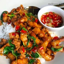ข้าวกระเพราหมูสามชั้นทอด