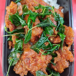 ข้าวกะเพราสะโพกไก่ทอดกรอบ