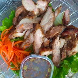 นู๋พลอย ปลาสด ข้างร้านข้าวเจ้ใหญ่