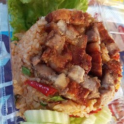 ข้าวผัดต้มยำหมูกรอบ