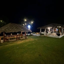 ร้านอาหารลานแลเล แอนด์แคมป์ปิ้ง ผาแดง หาดทรายรี