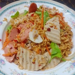 ยำเส้นมาม่าสุดฮ็อต ใส้กรอก.หมูสับ.หมูยอ