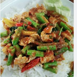 ผัดพริกแกงราดข้าว