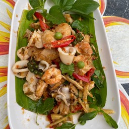 ข้าวราดผัดฉ่าทะเล