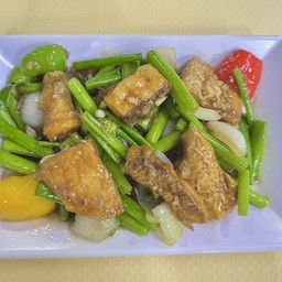 เนื่อปลากระพง ผัดต้นหอม