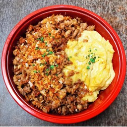 ข้าวหน้าหมูสับทอดกระเทียม+ไข่นุ่ม