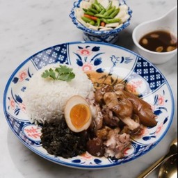 ข้าวขาหมู คากิล้วน / Rice with Stewed Pork Hock