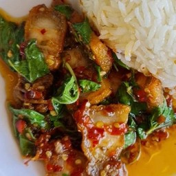 กระเพราหมูสามชั้น