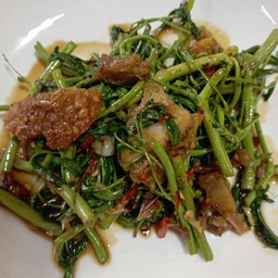 ผัดผักกระเฉดหมูกรอบราดข้าว