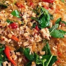 ผัดกระเพราพริกแห้งวุ้นเส้นหมูสับ (กับข้าว)