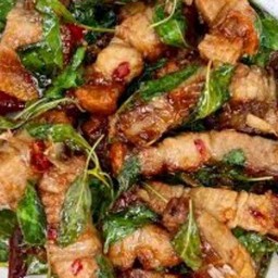 กะเพราหมูกรอบ