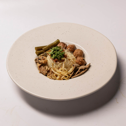 ก๋วยเตี๋ยวแห้งรวม (หมูนุ่ม ตับ ลูกชิ้น)