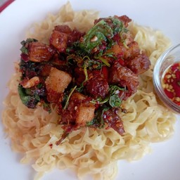 บะหมี่เป๊าะหน้ากะเพราหมูกรอบ