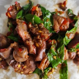 กระเพราเครื่องในไก่