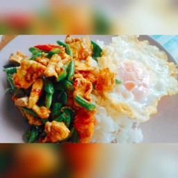 ผัดพริกแกงราดข้าว