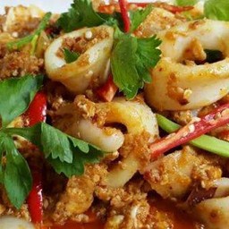 ปลาหมึกผัดผงกระหรี่