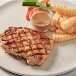 สเต็กสะโพกไก่หมักพริกไทยดำเสริฟคู่กับมันฝรั่งทอด