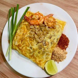ผัดไทยกอก้วย ที่มีชาไทยสเลอปี้สูตรเข้มข้น พร้อมของหวานขนมปังปิ้งและปังเย็น (ชาเลอปี้)