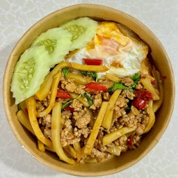 ข้าวกะเพราหน่อไม้หมูสับไข่ดาว