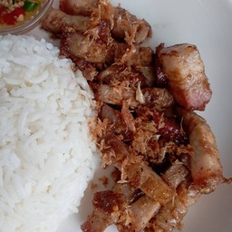 หมูกรอบผัดกระเทียมพริกไทยราดข้าว