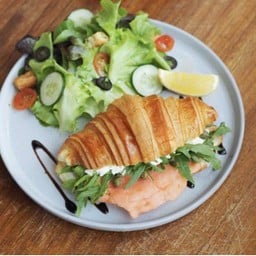 ครัวซองแซลมอนรมควัน ครีมชีส