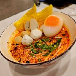 ก๋วยเตี๋ยวต้มยำลูกชิ้นปลา (ไม่รวมไข่)