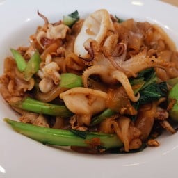 ผัดซีอิ้วปลาหมึก