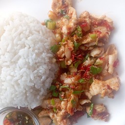 ไก่ผัดพริกเกลือราดข้าว