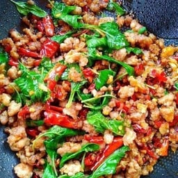 กะเพราหมูสับราดข้าว