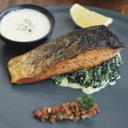 สเต็กปลาแซลมอนซอสไวน์ขาว