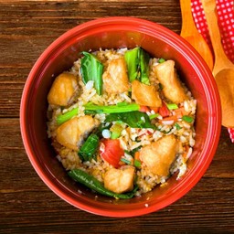 ข้าวผัดปลานิลทอด