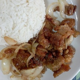 หมูกรอบผัดน้ำมันหอยราดข้าว