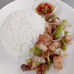 ผัดพริกหยวกหมูกรอบราดข้าว