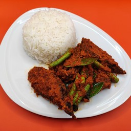 ปลาดุกผัดพริกแกง