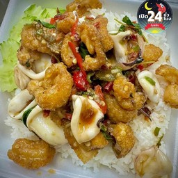 กระเพรา 2 ใจ ราดข้าว ราดข้าว (ปลาหมึก + หมูกรอบ) เน้นบวก ไข่ดาว 2 ใบ