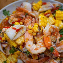ตำข้าวโพดทะเลกุ้ง + ปลาหมึก