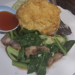 ข้าวราดคะน้าหมูกรอบ