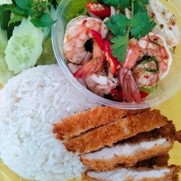 (อร่อยซ่ากับโค้ก) ชุดข้าวลาบกุ้ง+ไก่ทอด+โค้กออริจินัลขวด (500มล)