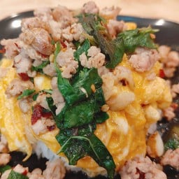 ข้าวไข่ข้นกระเพราหมูสับ