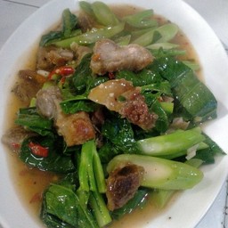 คะน้าหมูกรอบ