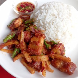 หมูกรอบผัดพริกแกงถั่วเพิ่มหน่อไม้ราดข้าว