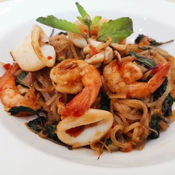 เส้นก๋วยเตี๋ยวผัดกะเพราทะเล