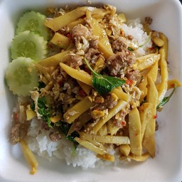 ผัดหน่อไม้จืดหมูสับใส่ไข่ราดข้าว