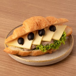 แซนด์วิชครัวซองต์ทูน่า