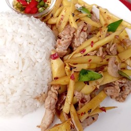หน่อไม้ผัดพริกหมูสับราดข้าว