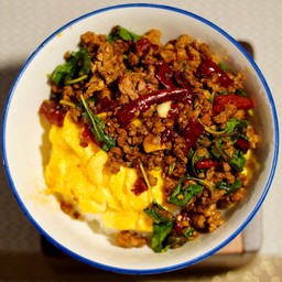 ข้าวราดกะเพราพริกแห้งหมูสับไข่ข้น