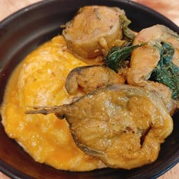 ข้าวไข่ข้นแกงคั่วปลาดุก